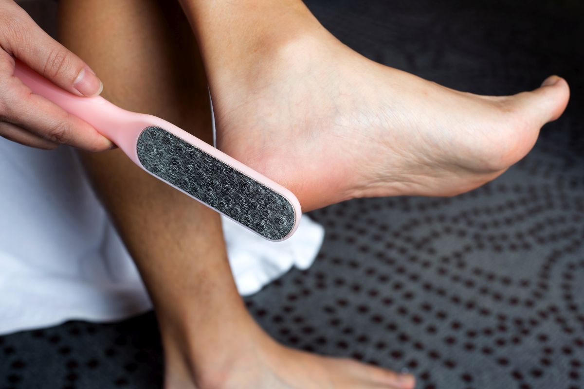 Jak bezpiecznie używać tarki/pilnika do stóp (i kiedy szkodzi)