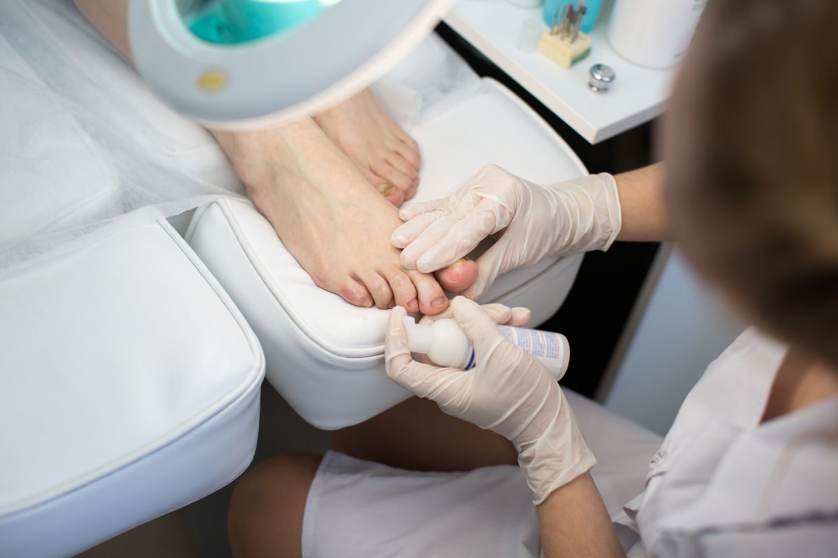 Paznokcie grzybicze a dystroficzne — jak nie pomylić diagnozy?