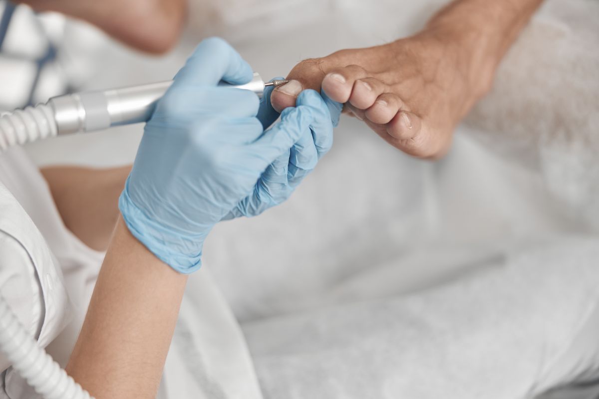 Protokoły dezynfekcji w gabinecie podologicznym — standardy, certyfikacja i kontrole sanepidu